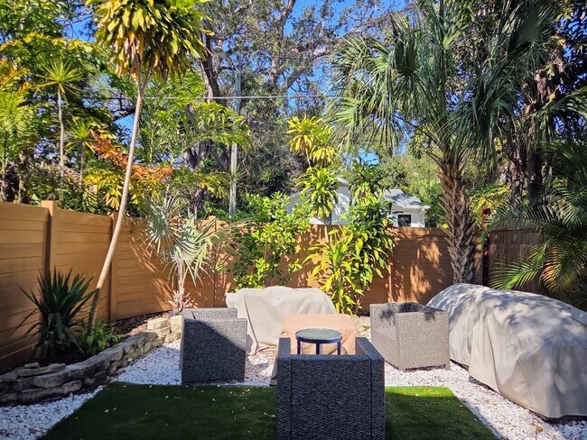 Building Photo - 857 10th Ave S