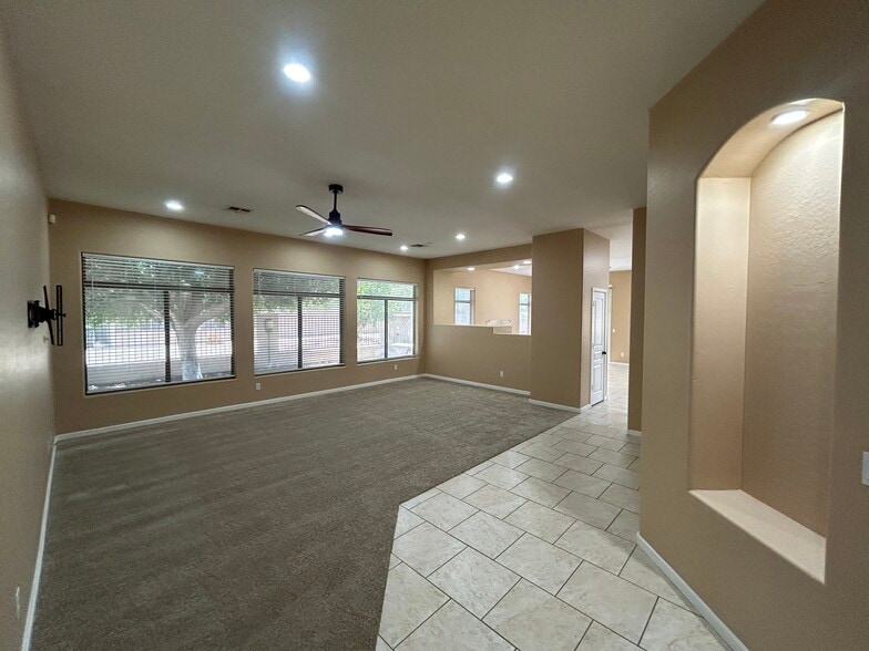 Building Photo - 2041 E Fawn Dr