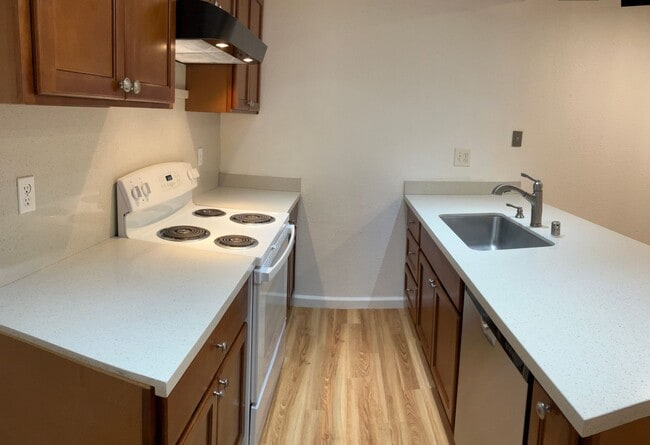 Building Photo - 1716 Sylvan Ave