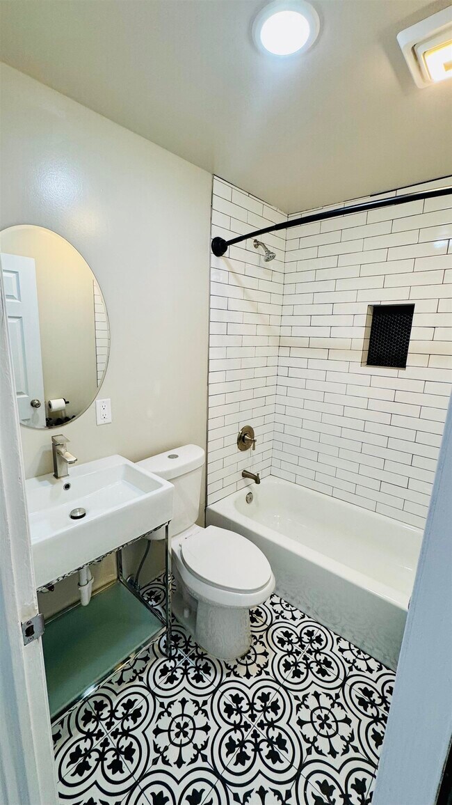 Building Photo - 682 Summit Ave