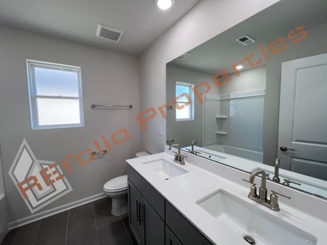 Building Photo - Beautiful 5 Bedroom 3 Bath 2-Car Garage Ho...