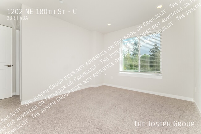 Building Photo - 1202 NE 180th St