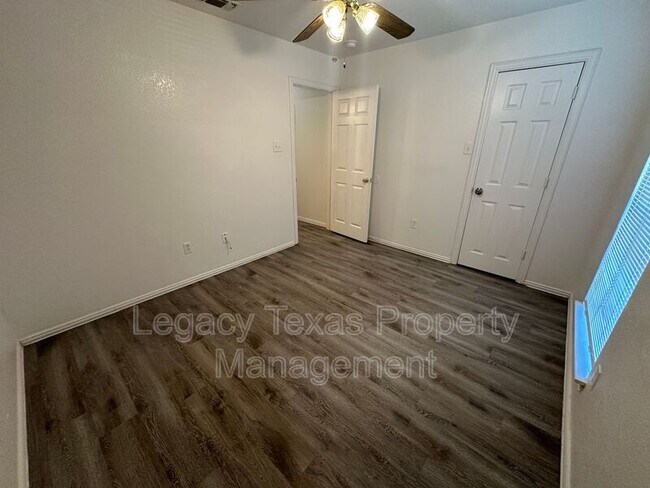 Building Photo - 802 N Wilhite St