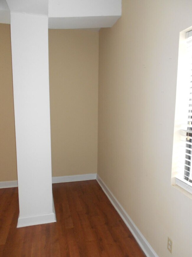 Building Photo - Cozy 2 Bedroom Apartment - Walk to UGA Cam...