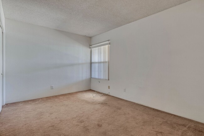 Building Photo - East-2 bedroom/ 2 bathroom townhome