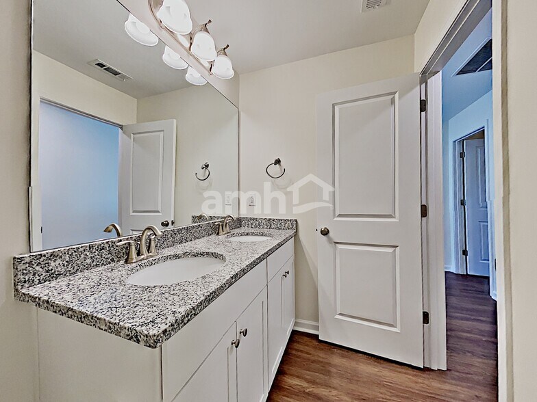 Building Photo - 573 Camp dr
