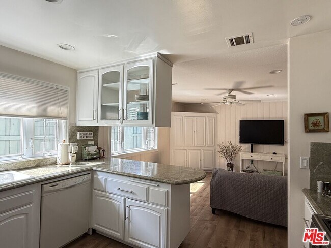 Building Photo - 30556 Rainbow View Dr