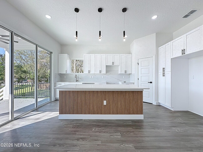 Building Photo - 2121 Broadwater Dr