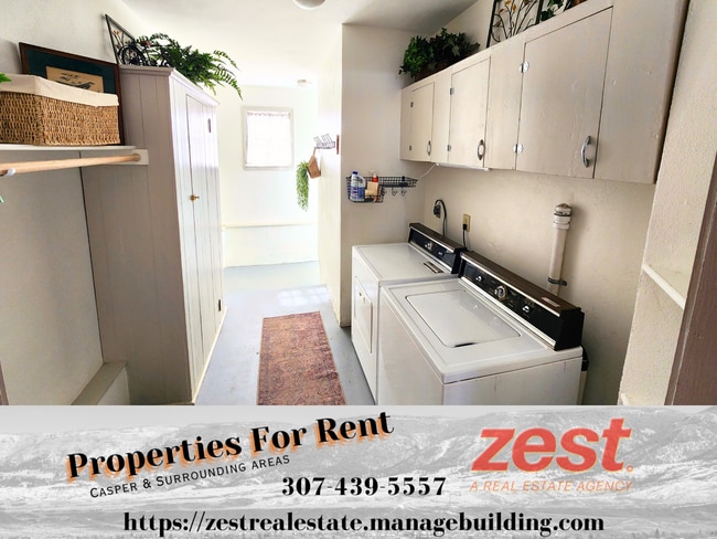 Building Photo - 1905 E 3rd St