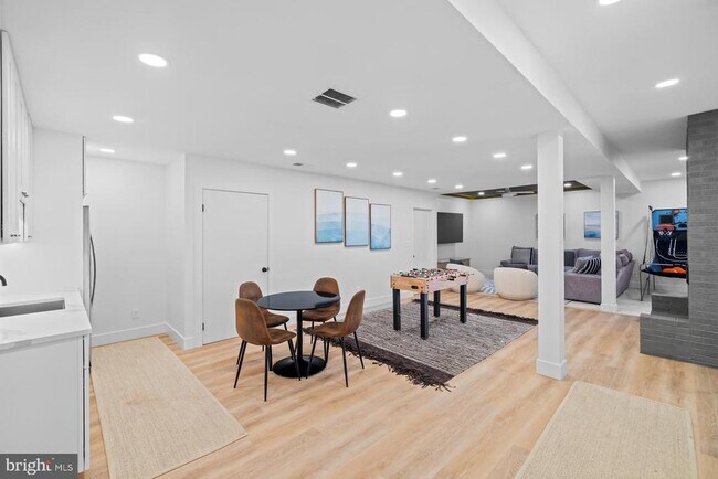 Building Photo - 5510 Beach Dr