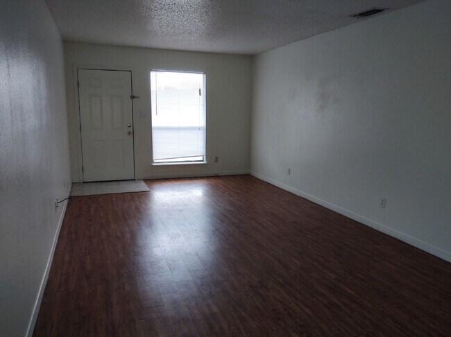 Building Photo - 908/910-910 Allen St