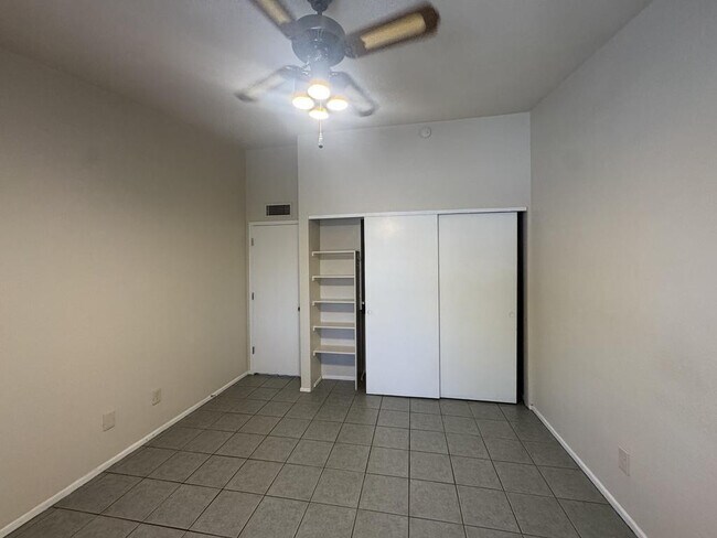 Building Photo - 1205 E Cottonwood Dr