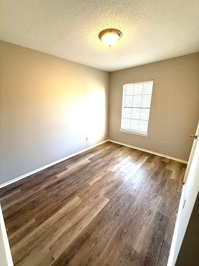 Building Photo - ** 3 bed 2.5 bath townhouse located by ACA...