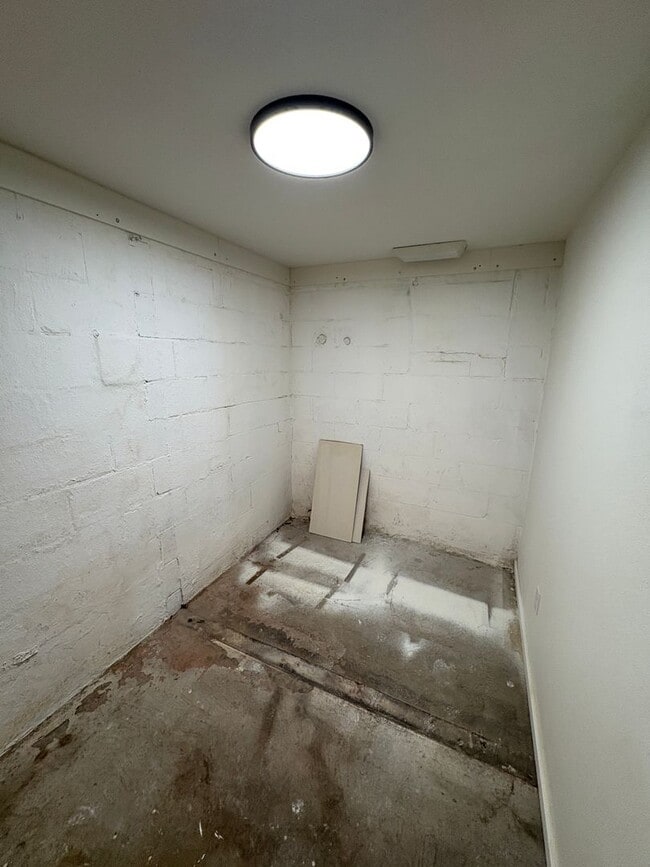 Building Photo - Ballard Beauty, 2 bed 2 bath Remodel with two entrances.