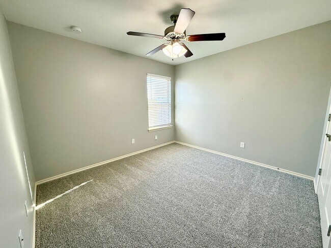 Building Photo - Great Family Home, Great Neighborhood