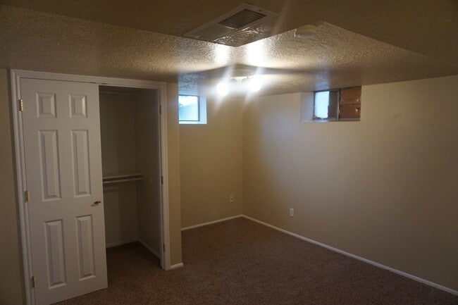 Building Photo - Bountiful 3 Bedroom 2 Bath Home