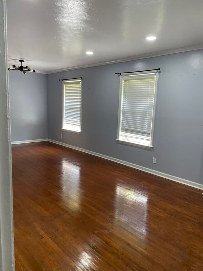 Building Photo - Clean Three Bedroom/One Bath