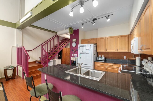 Building Photo - Lofts Oasis #219