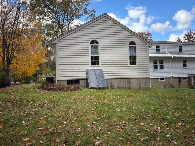 Building Photo - 13 Meadowbrook Rd