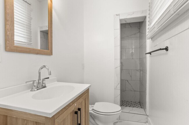 Building Photo - Fresh and elegant 5 Bedroom ONE BLOCK from...