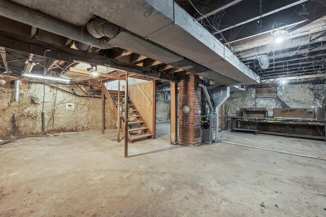 Building Photo - Spacious 4 Bedroom House with New Updates