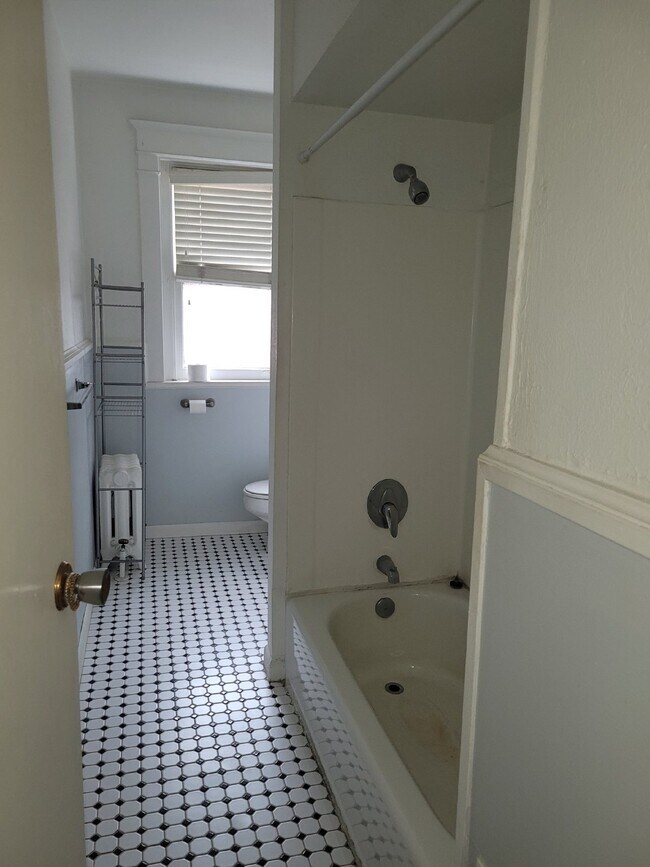 Building Photo - Two Bedroom Condo with Bonus Room in Shadyside