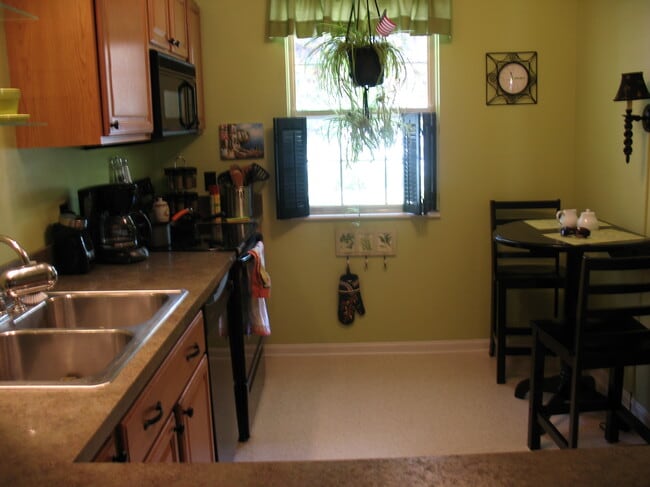 Primary Photo - 1048 W Foxcroft Dr