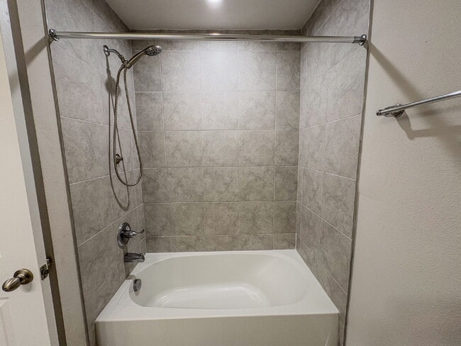 Building Photo - Spacious 3-Bedroom Townhome with garage  i...