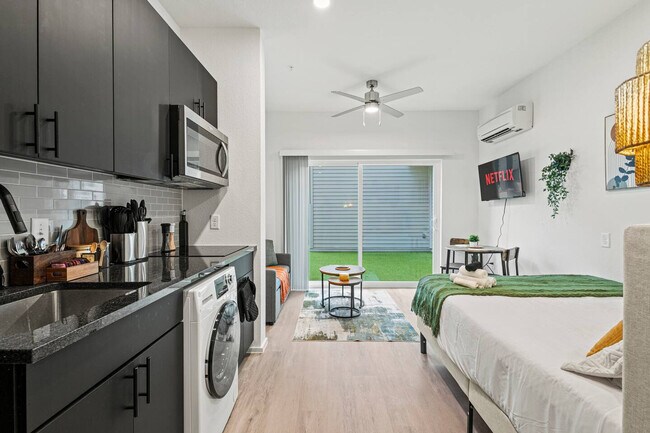 Building Photo - 596 W 9th St