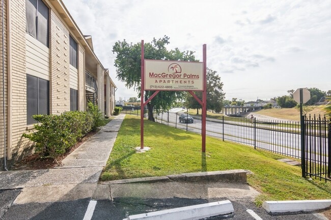 Primary Photo - 3631 N MacGregor Way