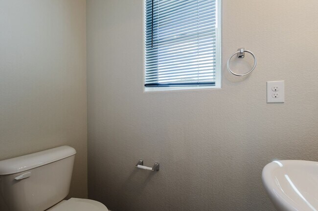 Building Photo - Beautiful 3-Bedroom Home in Ventana | Pool Community Near Fort Carson