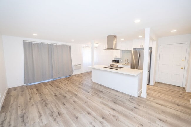 Building Photo - Spacious 1BR/1BA condo with patio and parking! Lake Murray Area $2195.00