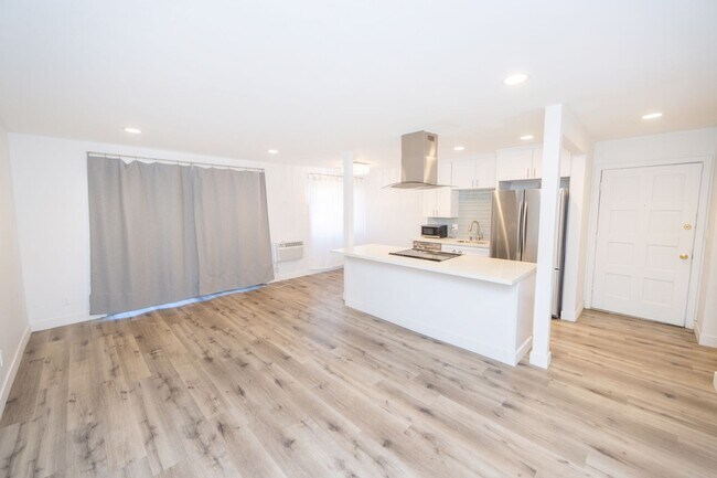 Building Photo - Spacious 1BR/1BA condo with patio and parking! Lake Murray Area $2195/month
