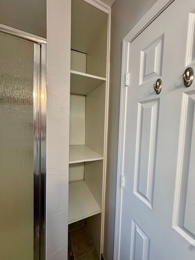 Building Photo - 3 bedroom / 2 bath upstairs unit in the heart of Hillcrest!