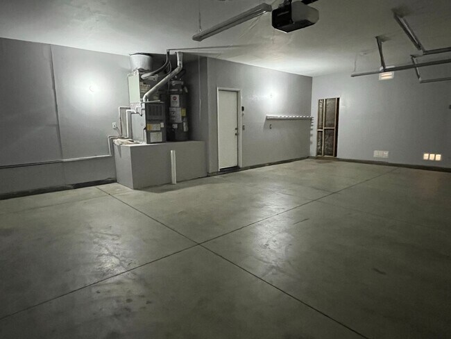 Building Photo - 3 bedroom 2 bath home with large yard available in Adelanto!