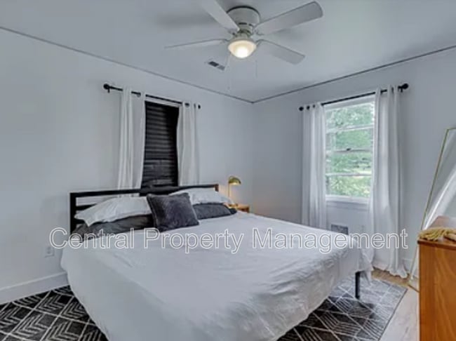 Building Photo - 1126 N Hwy 25 Bypass