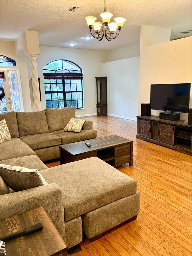 Building Photo - Beautiful 4bed/2bath Pool Home on Conservation Lot