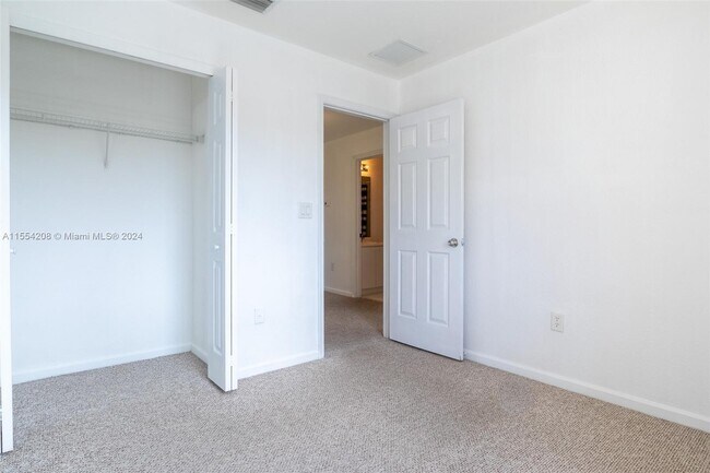 Building Photo - 1475 SE 24th Ct