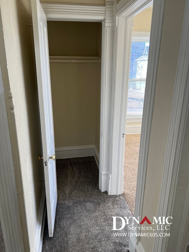 Building Photo - Remodeled 3 Bed / 1 Bath Remodeled Queen Anne Duplex – Downtown Sioux Falls