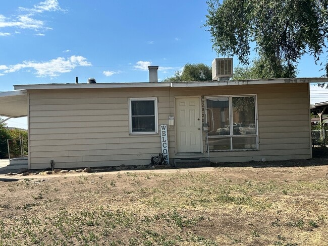 Primary Photo - 2025 Grand Ave