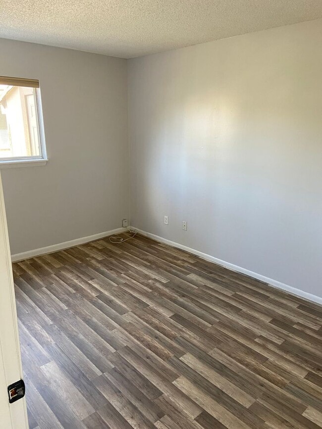 Building Photo - 1 Bedroom Condo