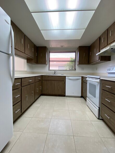 Building Photo - 513 SE 24th Ave