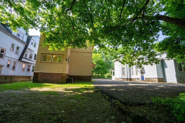 Building Photo - Spacious 3 Bedroom Flat With Off-Street Pa...
