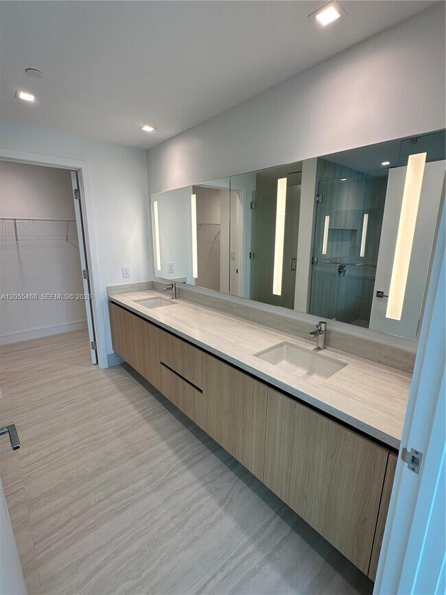 Building Photo - 2411 Laguna Cir