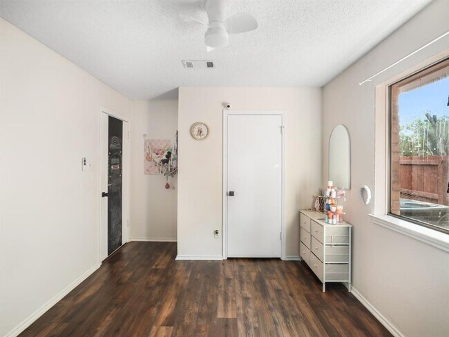 Building Photo - 505 Eaglecreek Dr