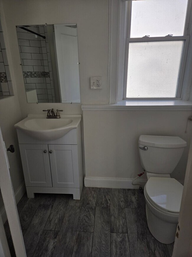 Building Photo - Great 2 bed located on the Green Line (BU) available now!