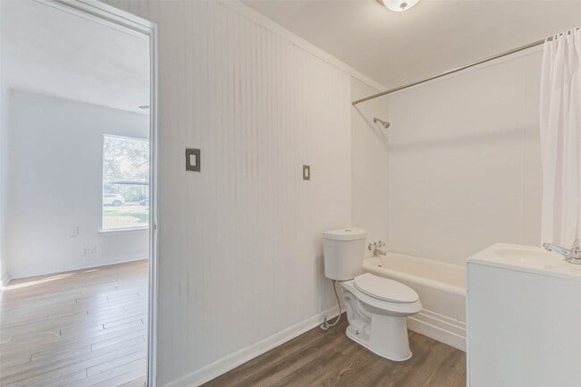 Building Photo - 607 N Speed St