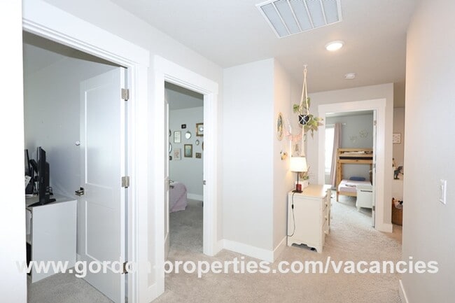 Building Photo - SE Golden Eagle Ln - 4 bedroom home in Hap...