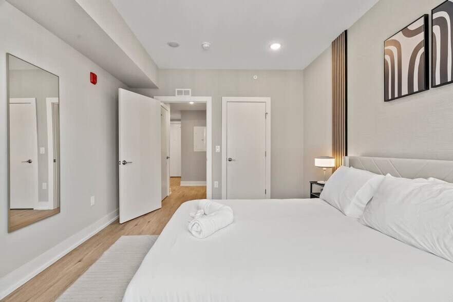 Building Photo - 901 Canal St