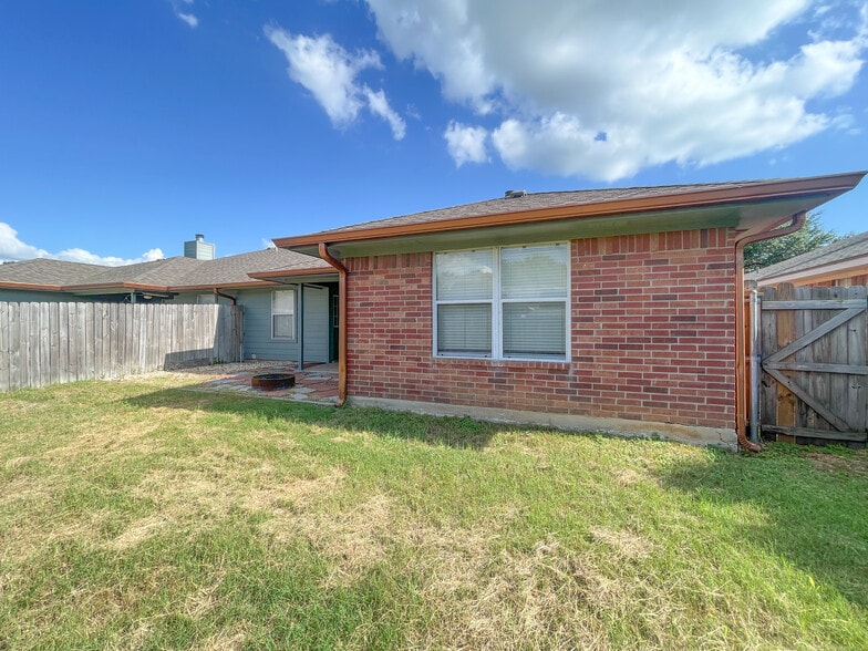 Building Photo - 10145 Valencia Dr